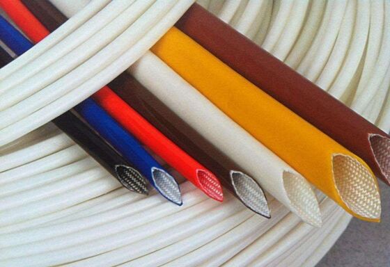 Buen precio Manguito de fibra de vidrio recubierto de caucho de silicona azul de 50 mm de ancho, que proporciona aislamiento y protección en aplicaciones industriales en línea
